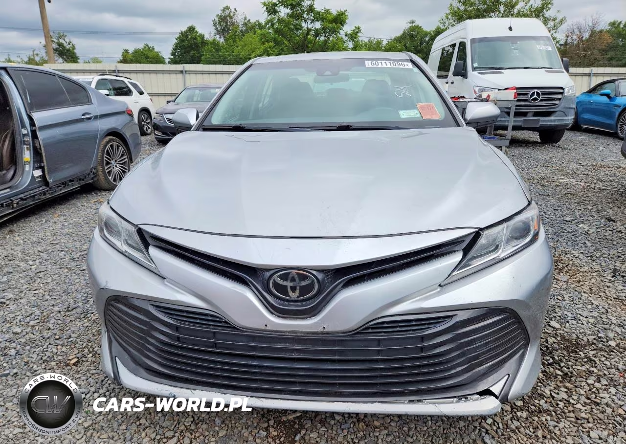 2018 Toyota Camry Le VIN:4T1B11HK6JU075468 - 5