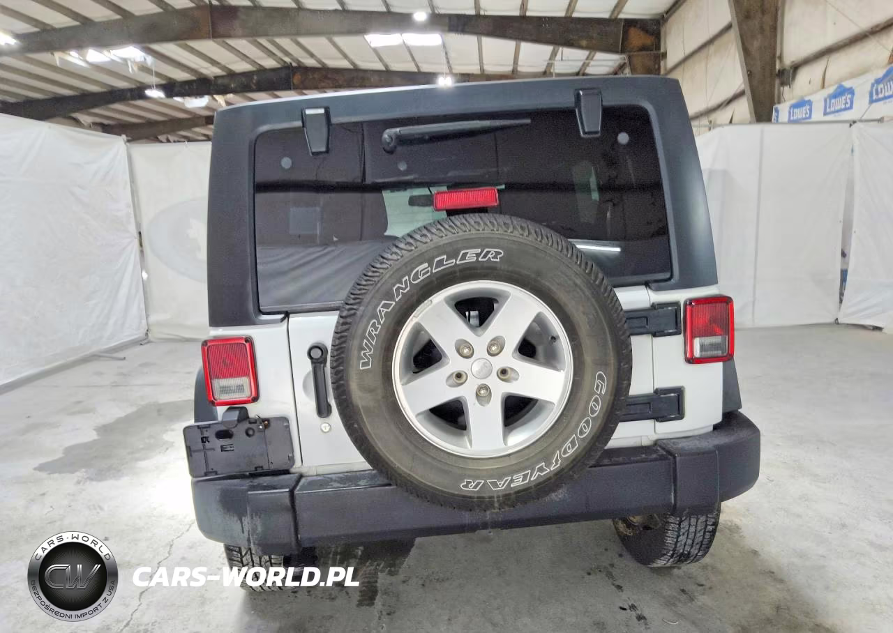 2015 Jeep Wrangler Unlimited Sport VIN:1C4HJWDG4FL580497 - 6