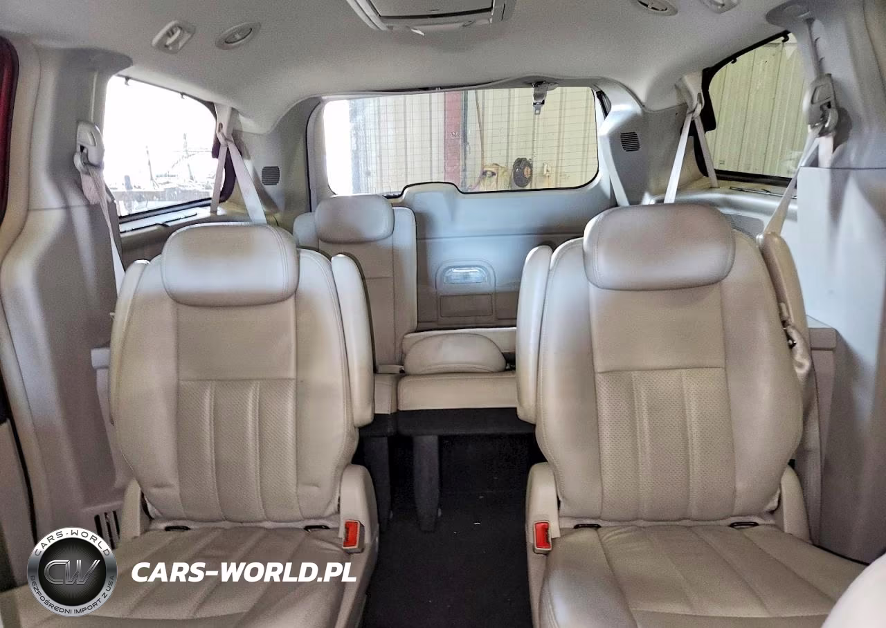 2010 Chrysler Town & Country Touring Plus VIN:2A4RR8D14AR449858 - 10