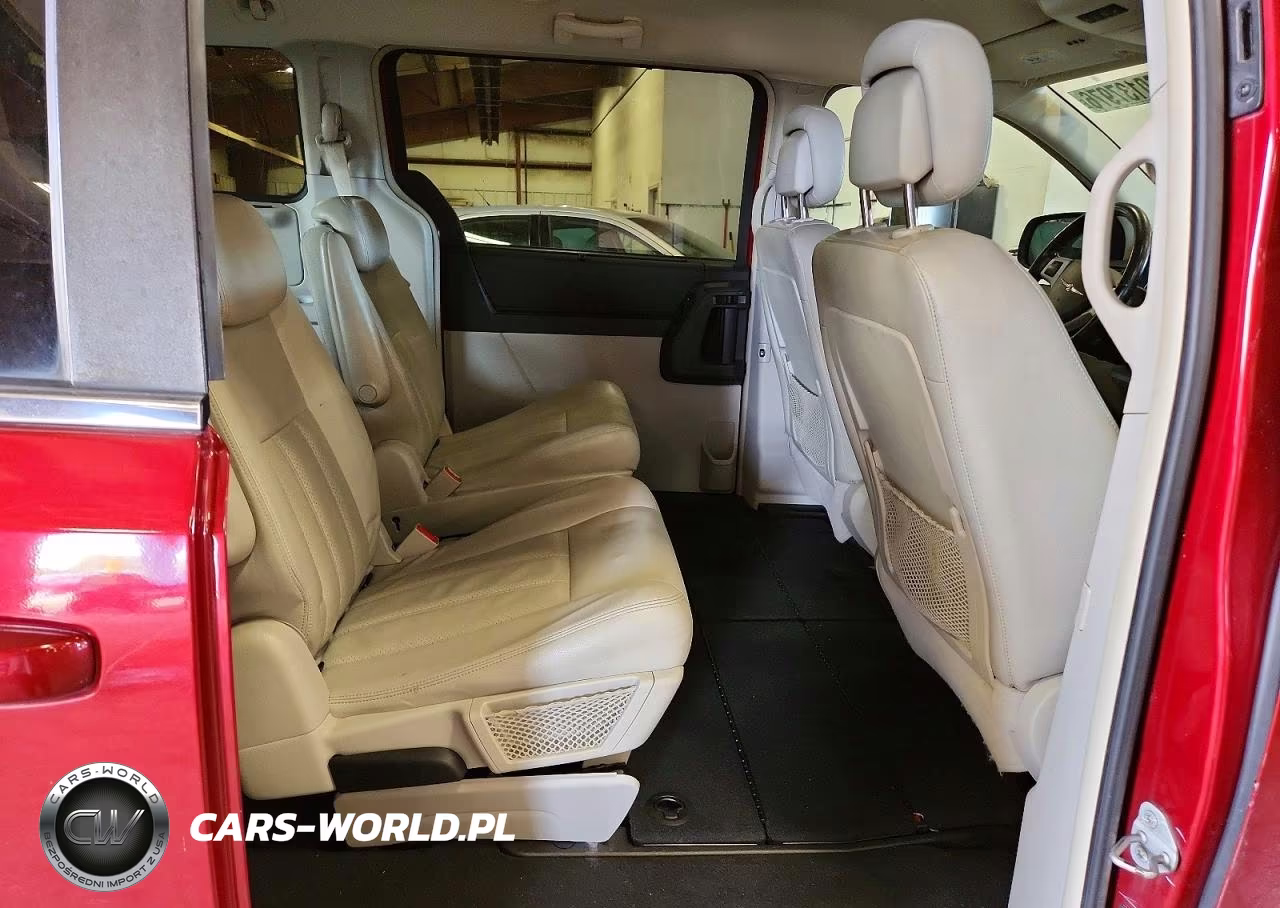 2010 Chrysler Town & Country Touring Plus VIN:2A4RR8D14AR449858 - 11