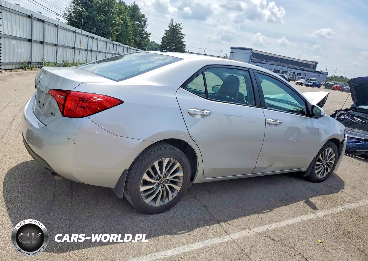 2018 Toyota Corolla Xle VIN:2T1BURHE6JC104890 - 3