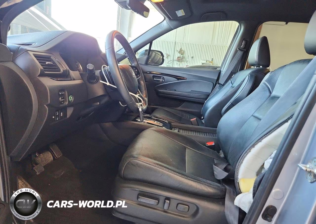 2019 Honda Passport Touring VIN:5FNYF7H97KB000403 - 7
