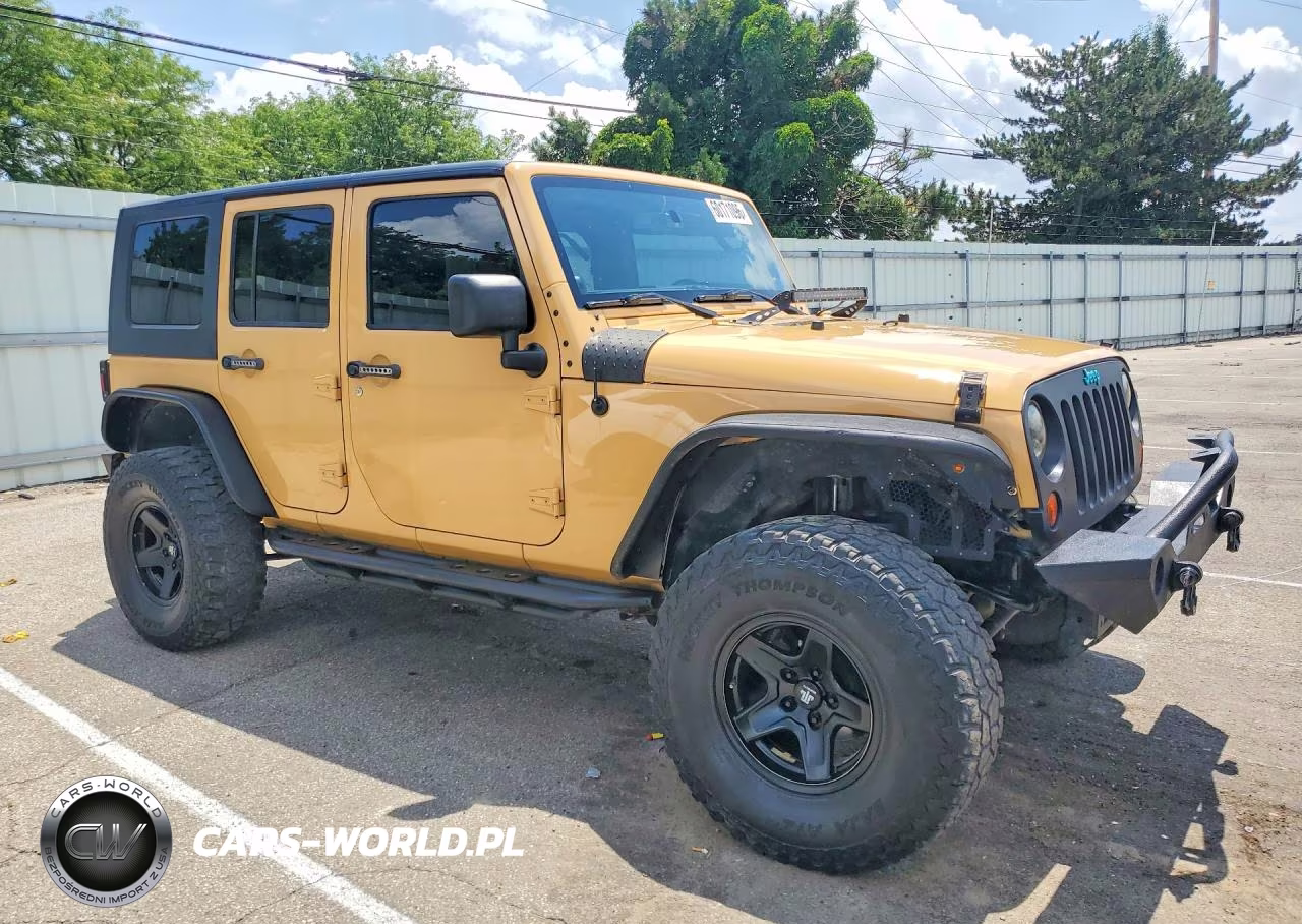 2013 Jeep Wrangler Unlimited Sport VIN:1C4BJWDG0DL698243 - 4