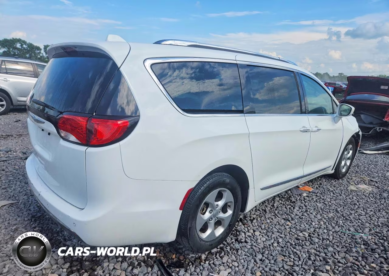 2017 Chrysler Pacifica Touring L Plus VIN:2C4RC1EG7HR727521 - 3