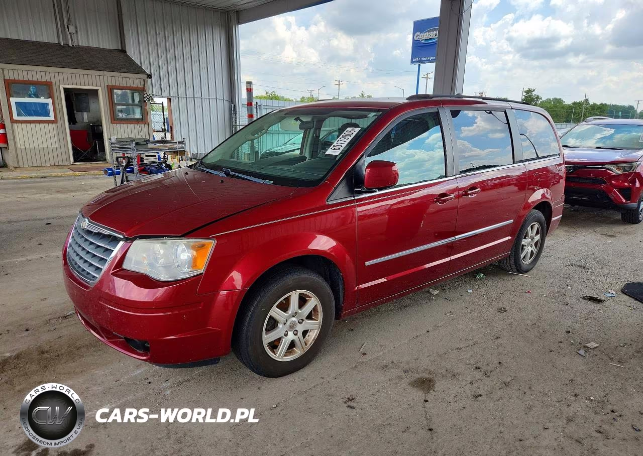 2010 Chrysler Town & Country Touring Plus – zdjęcie 1 z 13