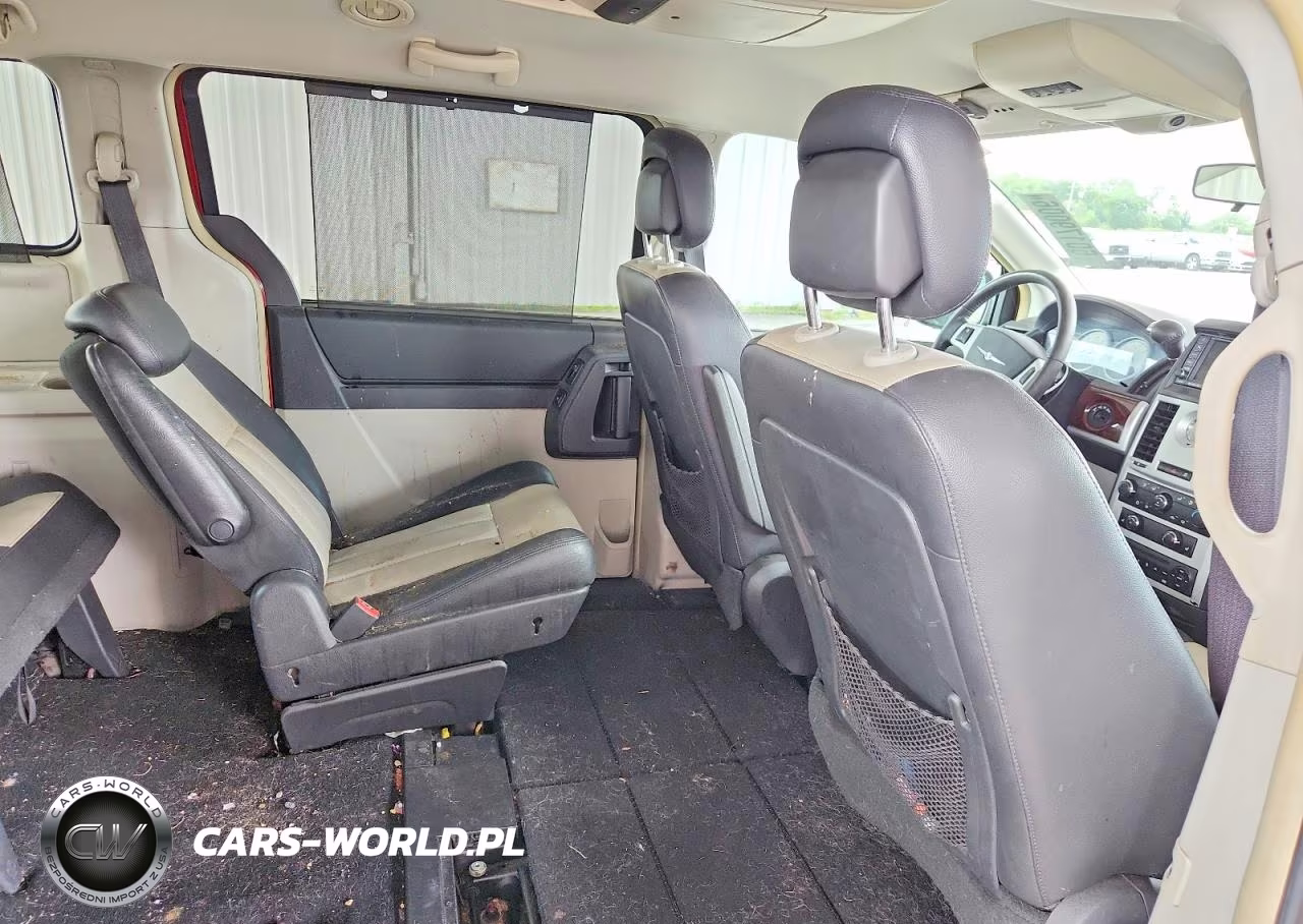 2010 Chrysler Town & Country Touring Plus VIN:2A4RR8DX1AR421956 - 11