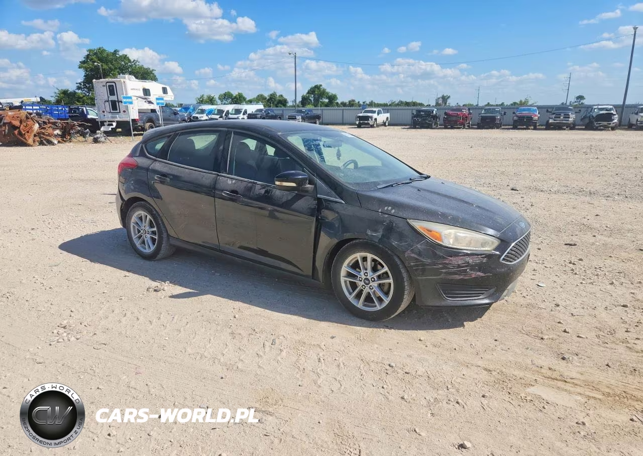 2017 Ford Focus Se VIN:1FADP3K28HL232424 - 4