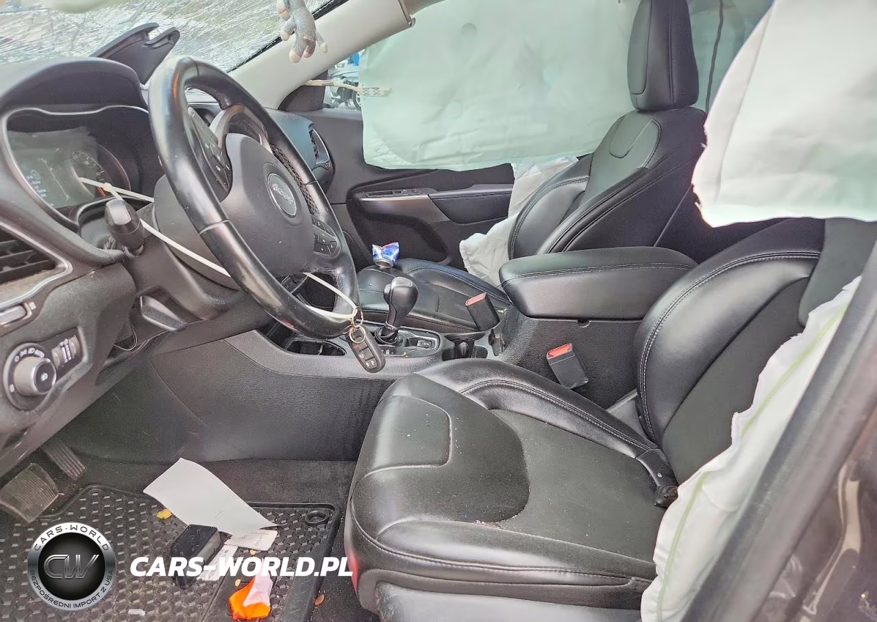 2020 Jeep Cherokee Latitude Plus VIN:1C4PJLLB2LD586210 - 7
