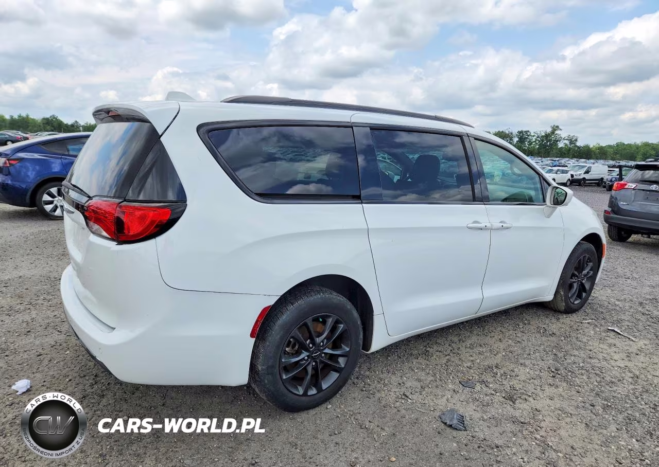 2020 Chrysler Pacifica Touring L VIN:2C4RC3BG7LR267821 - 3