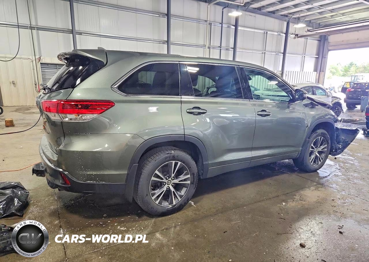 2018 Toyota Highlander Le Plus VIN:5TDBZRFH3JS834844 - 3