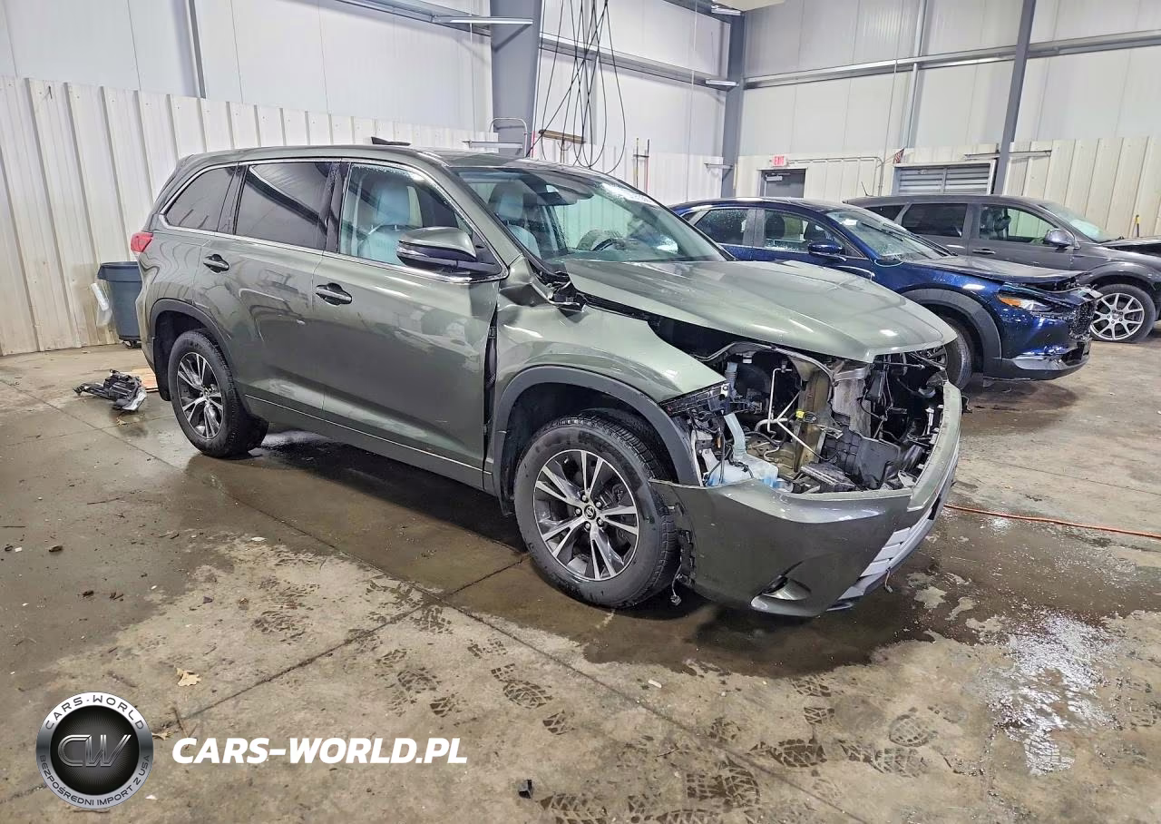 2018 Toyota Highlander Le Plus VIN:5TDBZRFH3JS834844 - 4