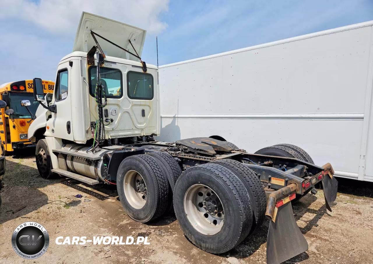2018 Freightliner Cascadia 1 - Semi Truck VIN:3AKJGEDV3JSJW1569 - 2