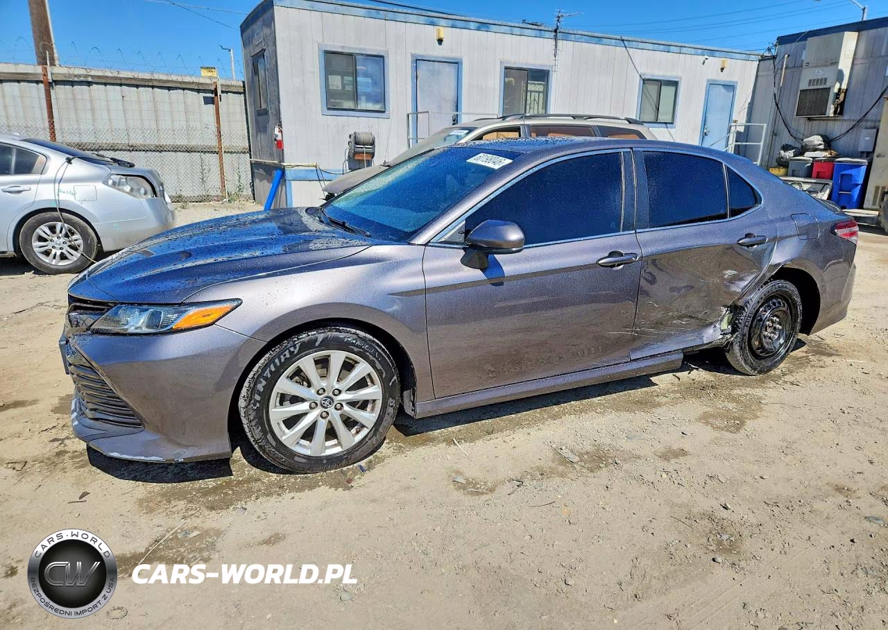 2018 Toyota Camry Le – zdjęcie 1 z 13