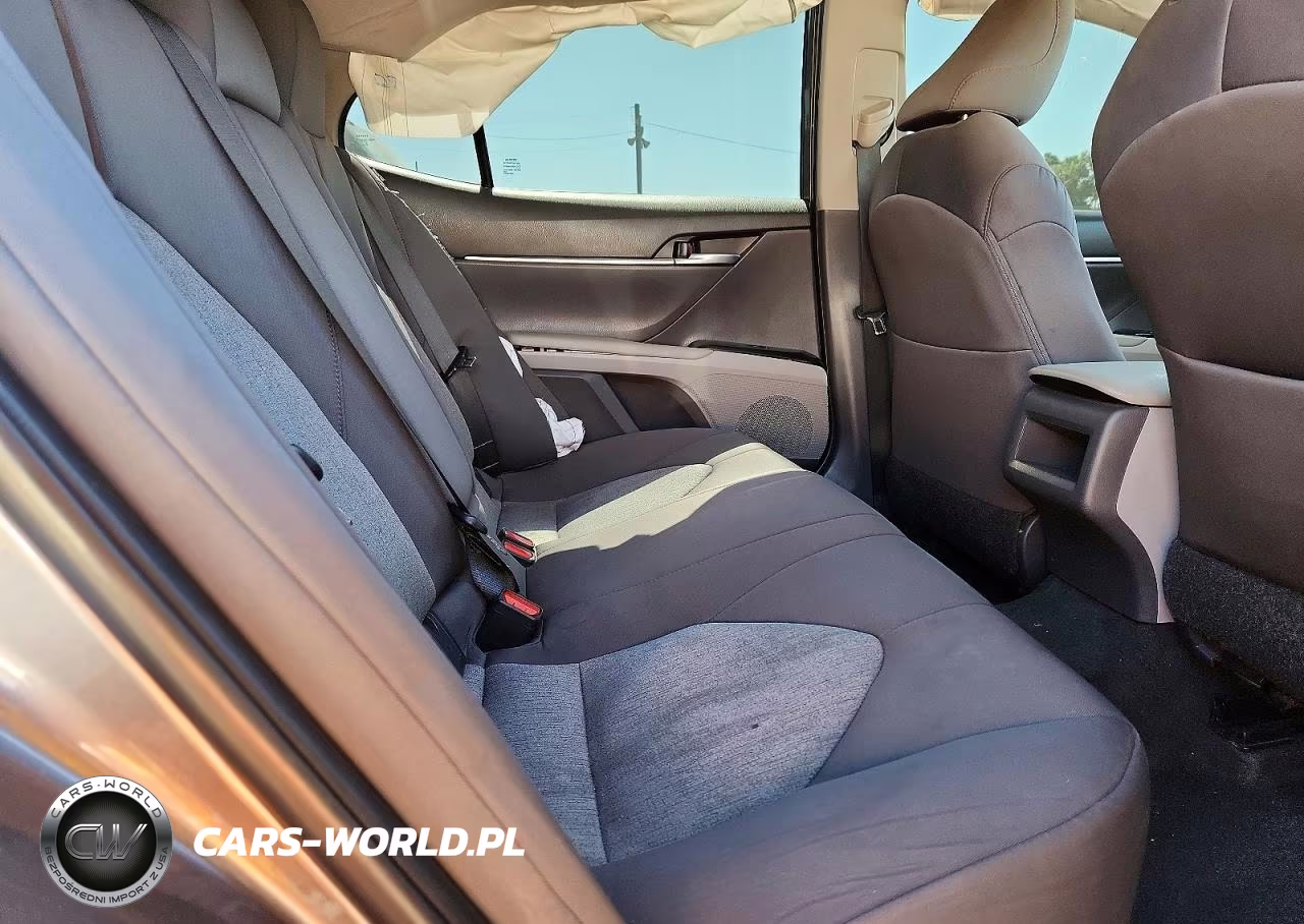 2018 Toyota Camry Le VIN:4T1B11HK3JU658239 - 10