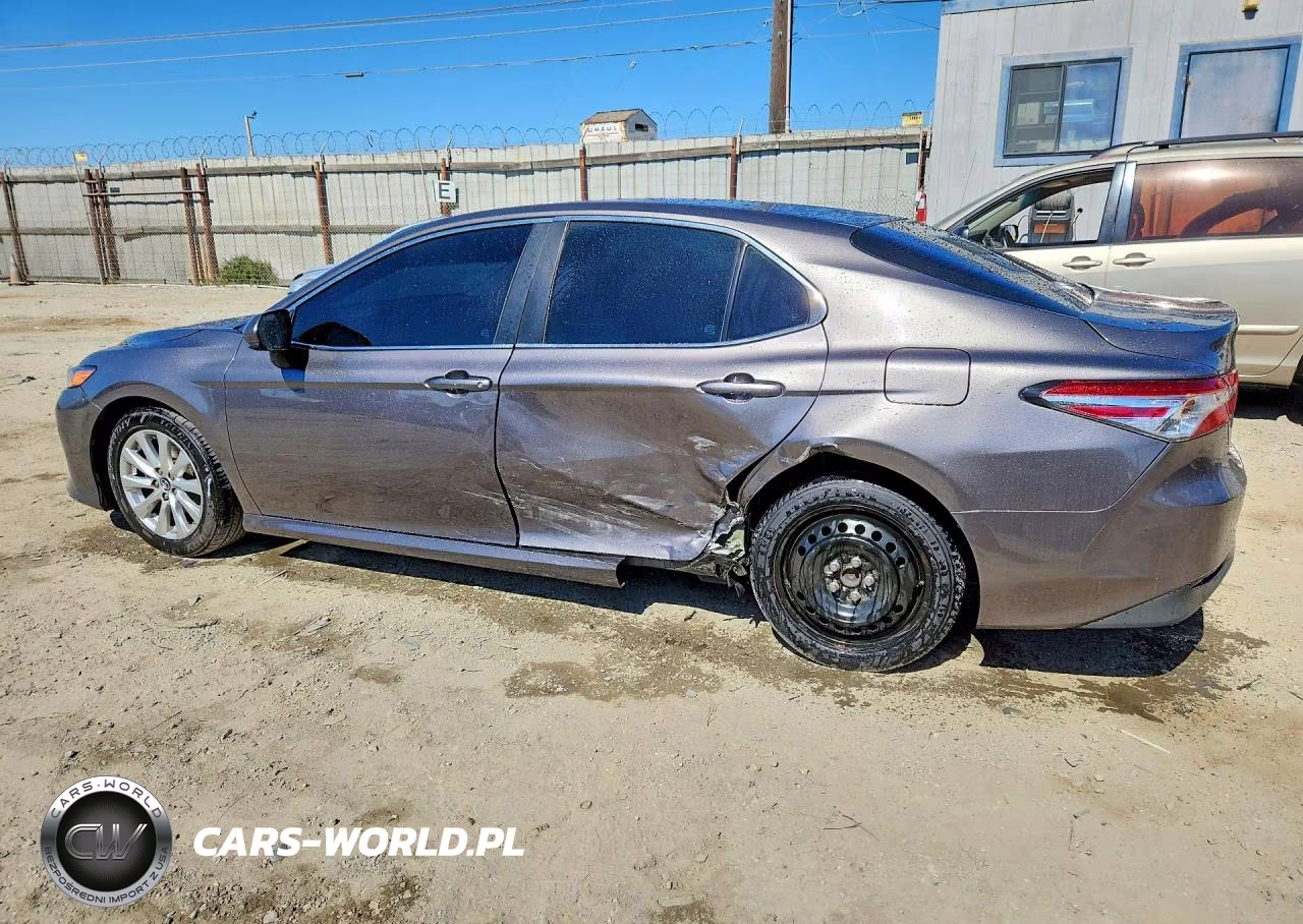 2018 Toyota Camry Le VIN:4T1B11HK3JU658239 - 2