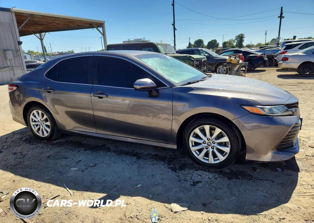 2018 Toyota Camry Le VIN:4T1B11HK3JU658239 - 4