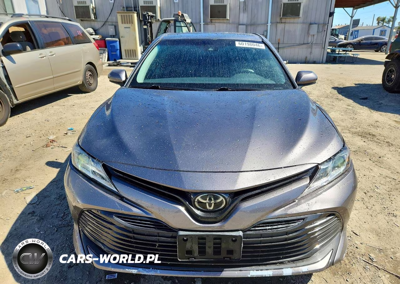 2018 Toyota Camry Le VIN:4T1B11HK3JU658239 - 5