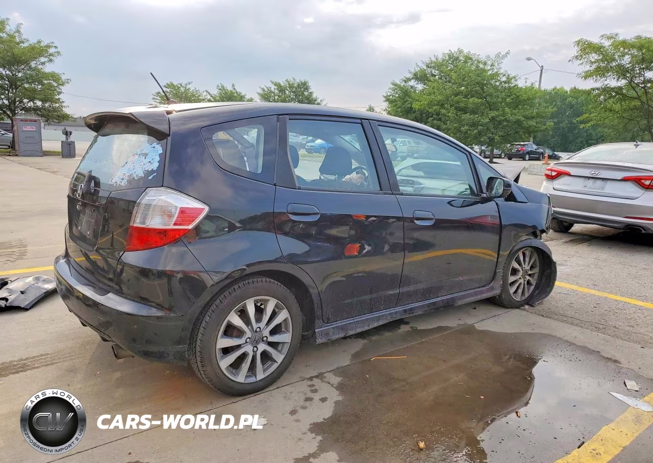 2013 Honda Fit Sport VIN:JHMGE8H5XDC001304 - 3