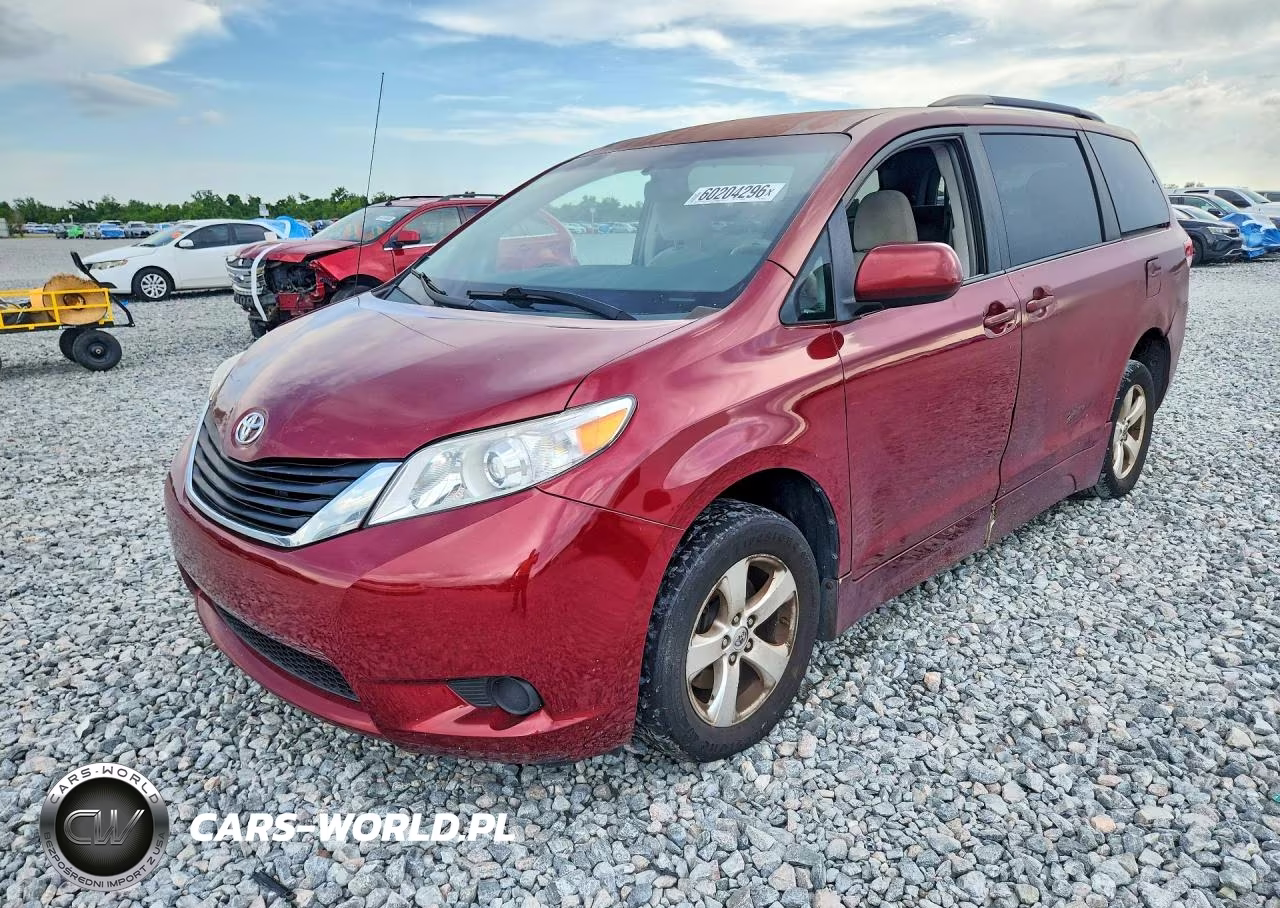 2014 Toyota Sienna Le – zdjęcie 1 z 13