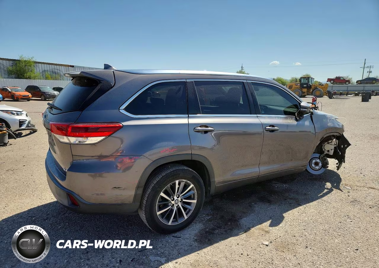 2018 Toyota Highlander Xle VIN:5TDKZRFH4JS258715 - 3