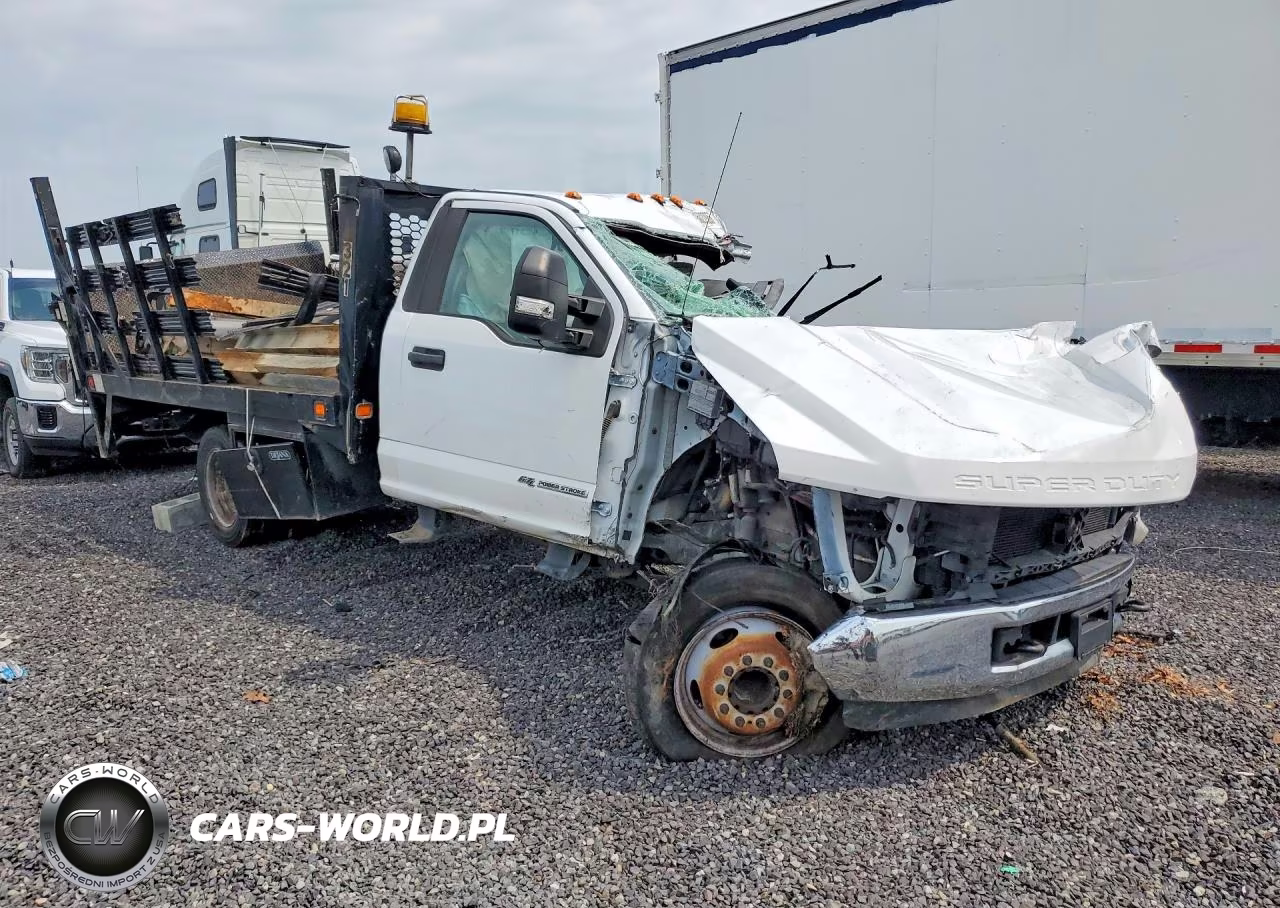 2018 Ford F550 Super Duty Flatbed Truck VIN:1FDUF5GT4JDA01395 - 4