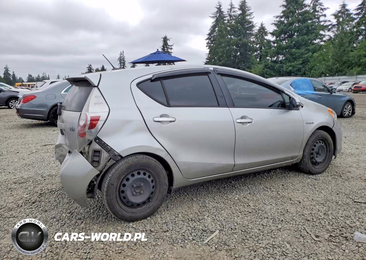 2014 Toyota Prius C Three VIN:JTDKDTB35E1061366 - 3