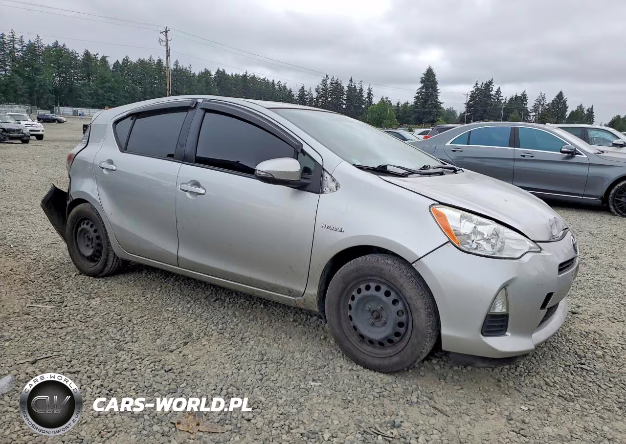 2014 Toyota Prius C Three VIN:JTDKDTB35E1061366 - 4