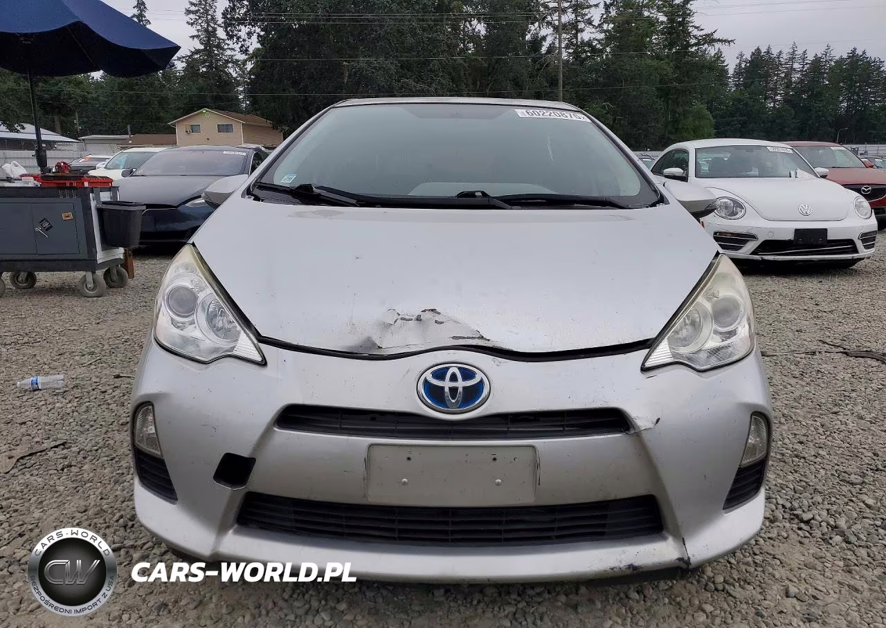 2014 Toyota Prius C Three VIN:JTDKDTB35E1061366 - 5