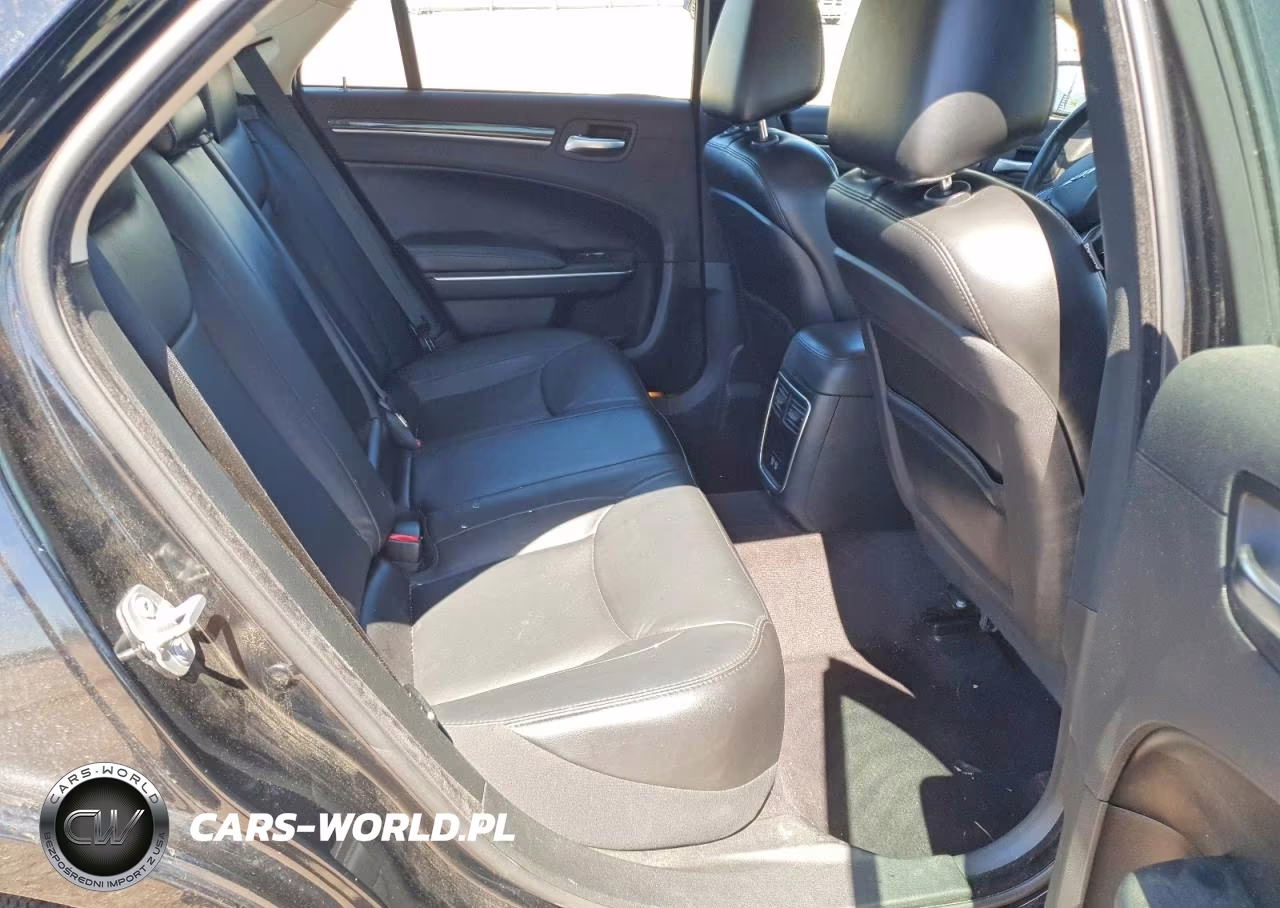 2018 Chrysler 300 Touring VIN:2C3CCARGXJH143095 - 10