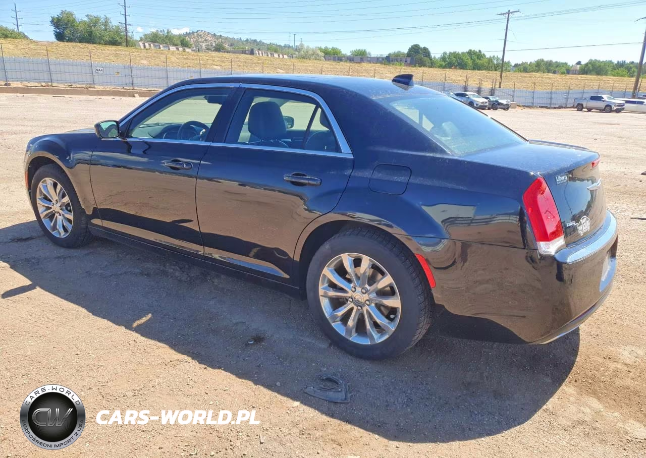 2018 Chrysler 300 Touring VIN:2C3CCARGXJH143095 - 2