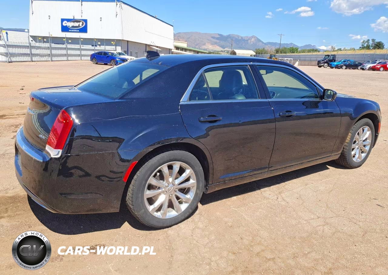 2018 Chrysler 300 Touring VIN:2C3CCARGXJH143095 - 3