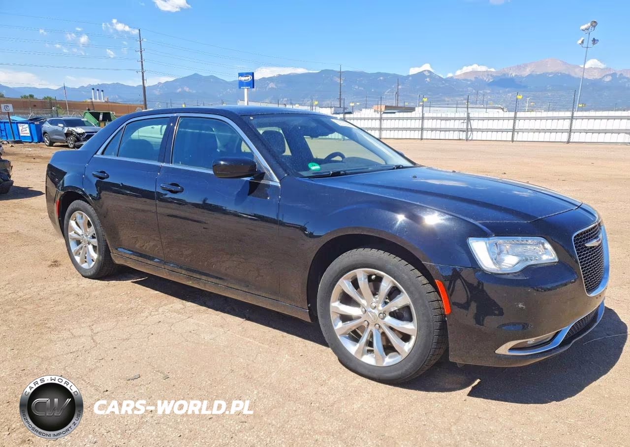 2018 Chrysler 300 Touring VIN:2C3CCARGXJH143095 - 4