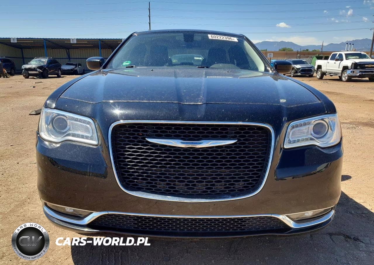 2018 Chrysler 300 Touring VIN:2C3CCARGXJH143095 - 5