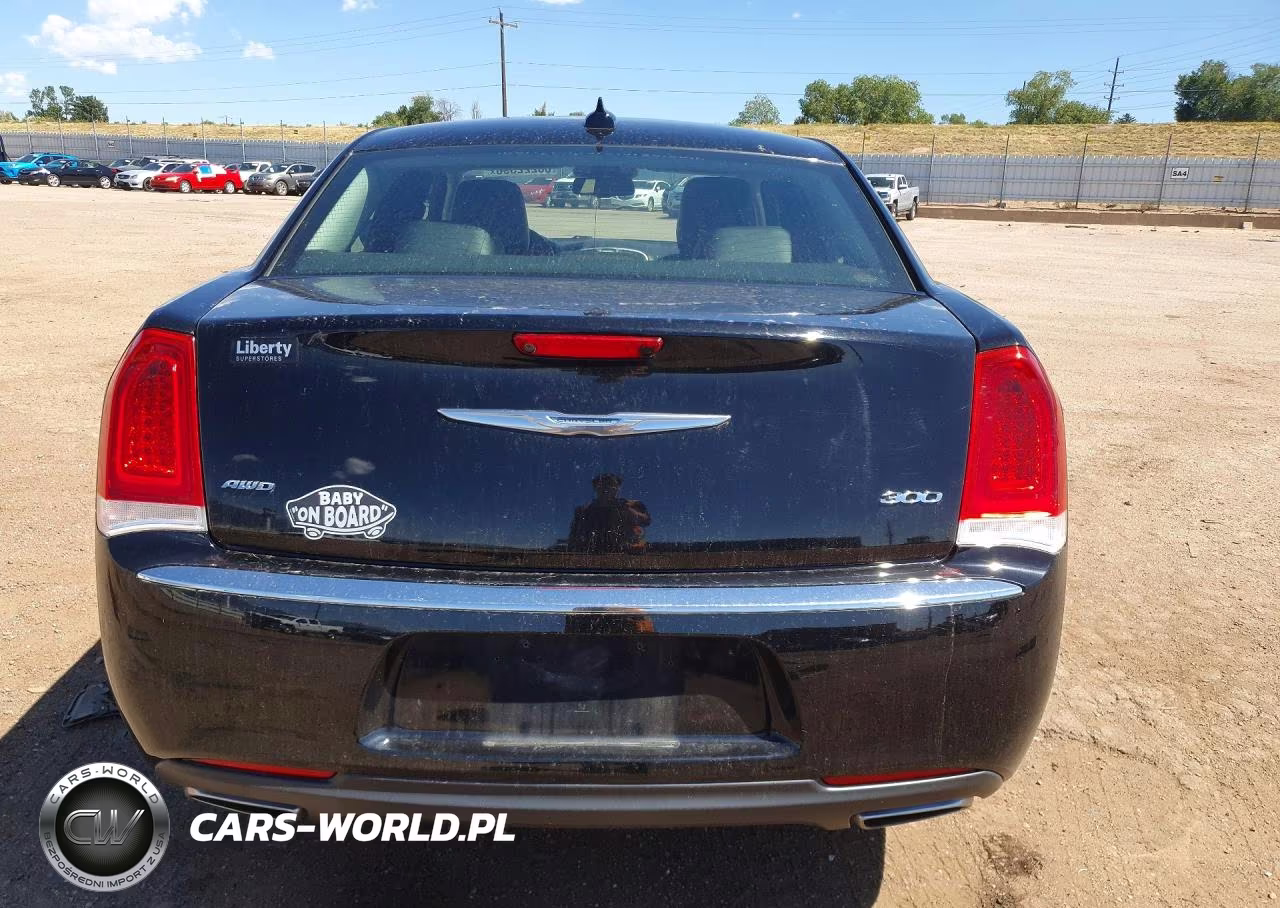 2018 Chrysler 300 Touring VIN:2C3CCARGXJH143095 - 6