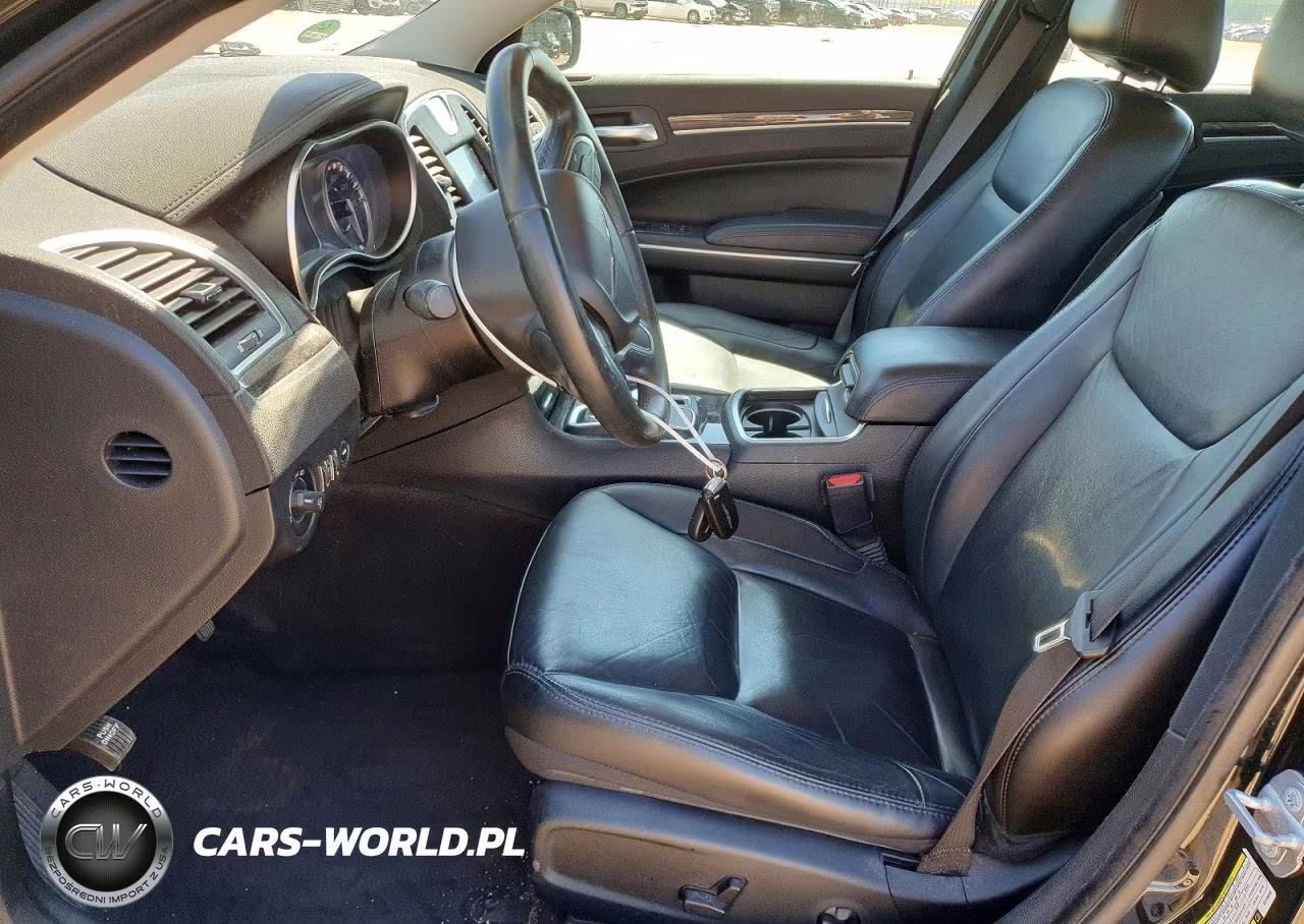 2018 Chrysler 300 Touring VIN:2C3CCARGXJH143095 - 7