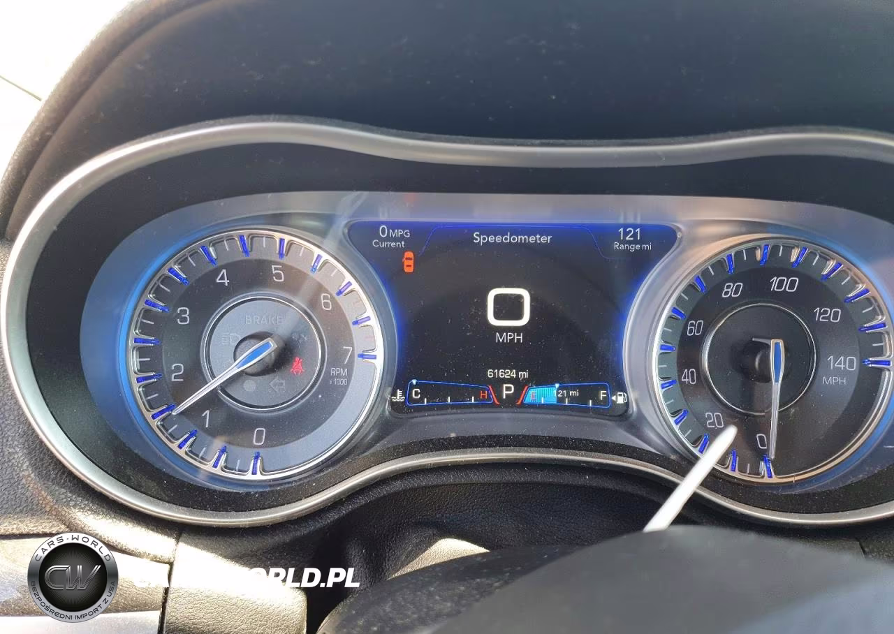2018 Chrysler 300 Touring VIN:2C3CCARGXJH143095 - 9