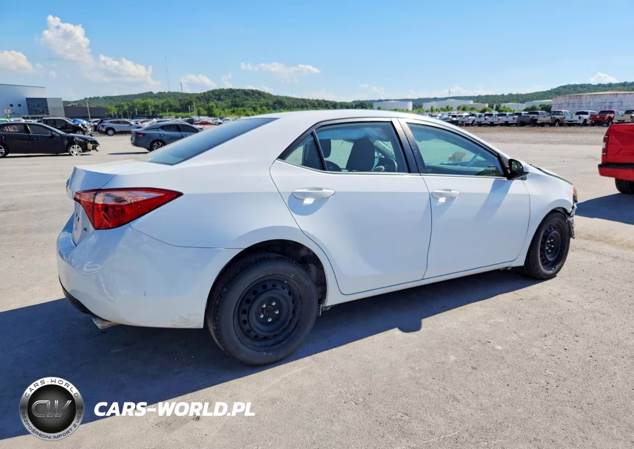 2017 Toyota Corolla Le VIN:5YFBURHE5HP687866 - 3