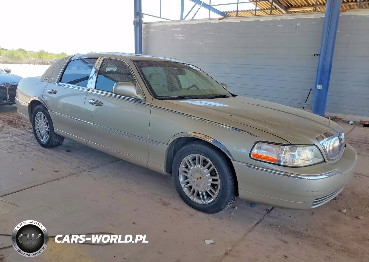 2010 Lincoln Town Car Signature Limited VIN:2LNBL8CV5AX618936 - 4