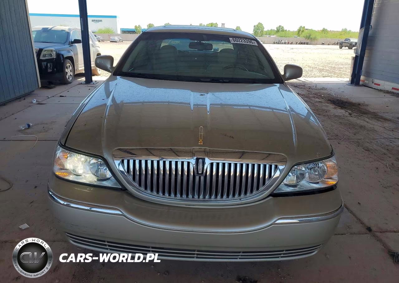 2010 Lincoln Town Car Signature Limited VIN:2LNBL8CV5AX618936 - 5