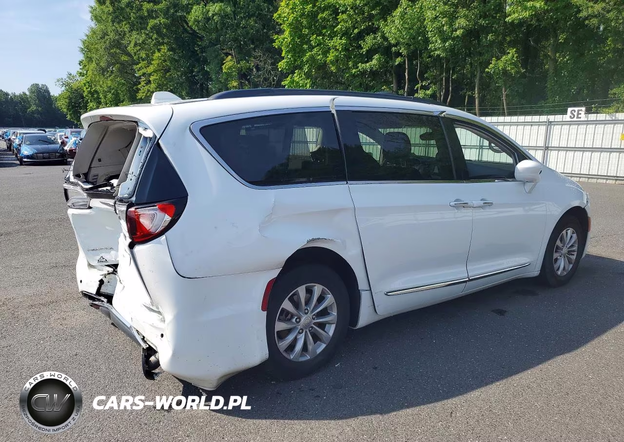 2017 Chrysler Pacifica Touring L VIN:2C4RC1BG9HR621771 - 3