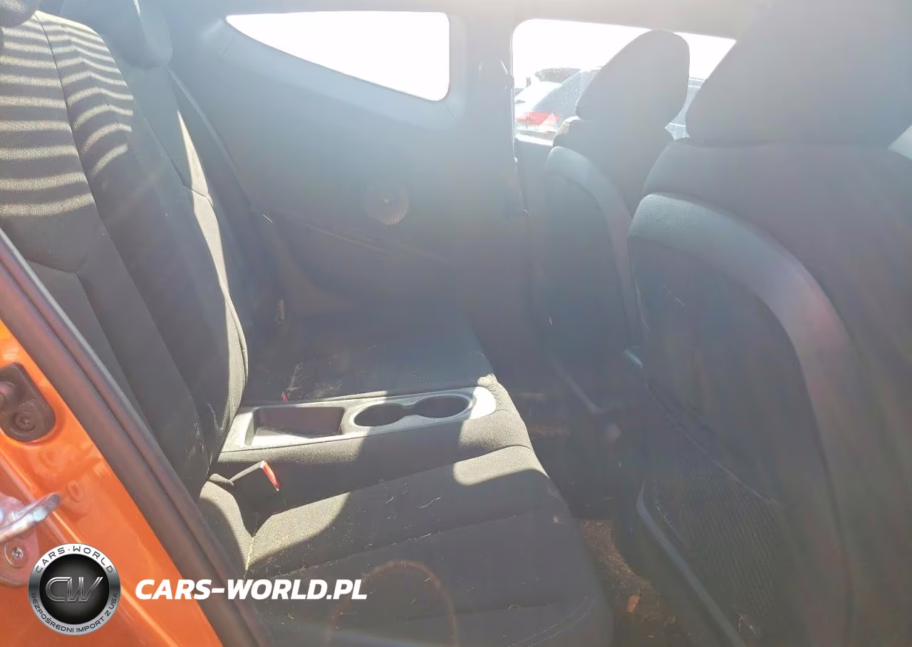 2016 Hyundai Veloster Base VIN:KMHTC6AD5GU252995 - 10