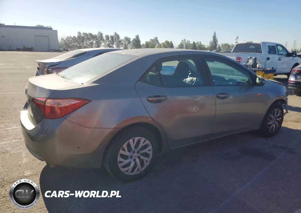 2018 Toyota Corolla Le VIN:5YFBURHE6JP832029 - 3