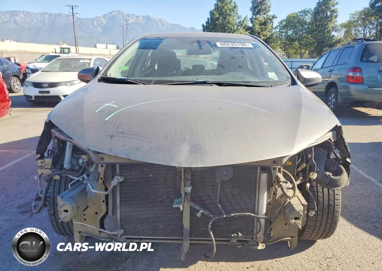 2018 Toyota Corolla Le VIN:5YFBURHE6JP832029 - 5