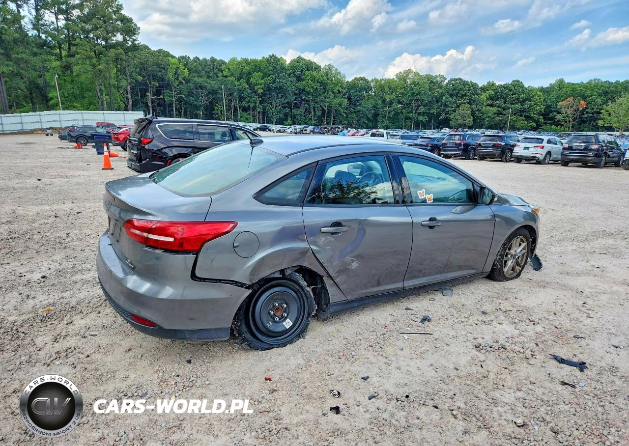 2016 Ford Focus Se VIN:1FADP3F20GL303057 - 3