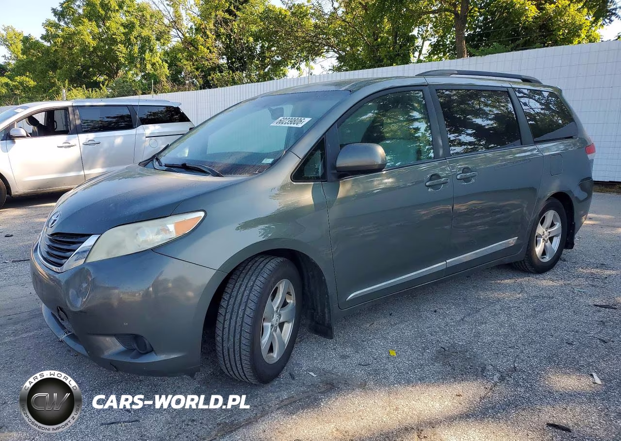 2012 Toyota Sienna Le – zdjęcie 1 z 12