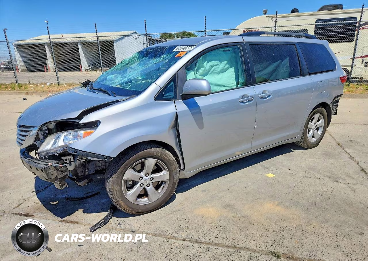 2015 Toyota Sienna Le – zdjęcie 1 z 12