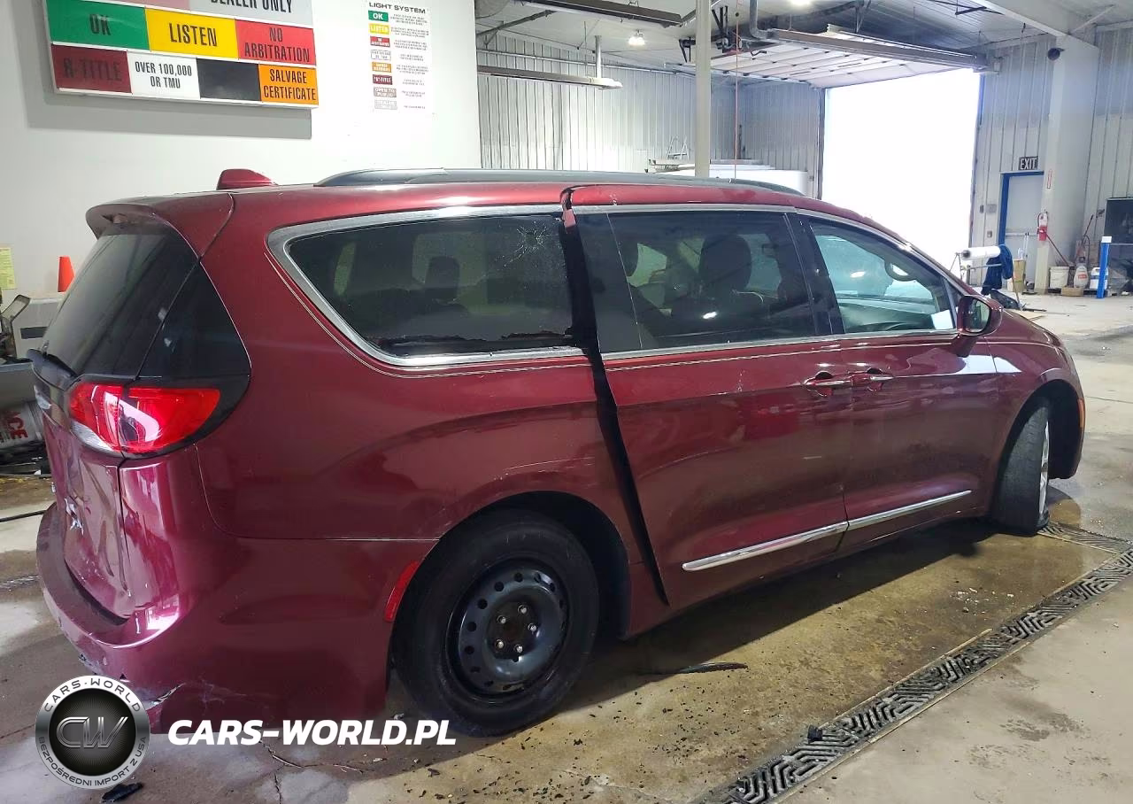 2017 Chrysler Pacifica Touring L VIN:2C4RC1BG3HR510083 - 3