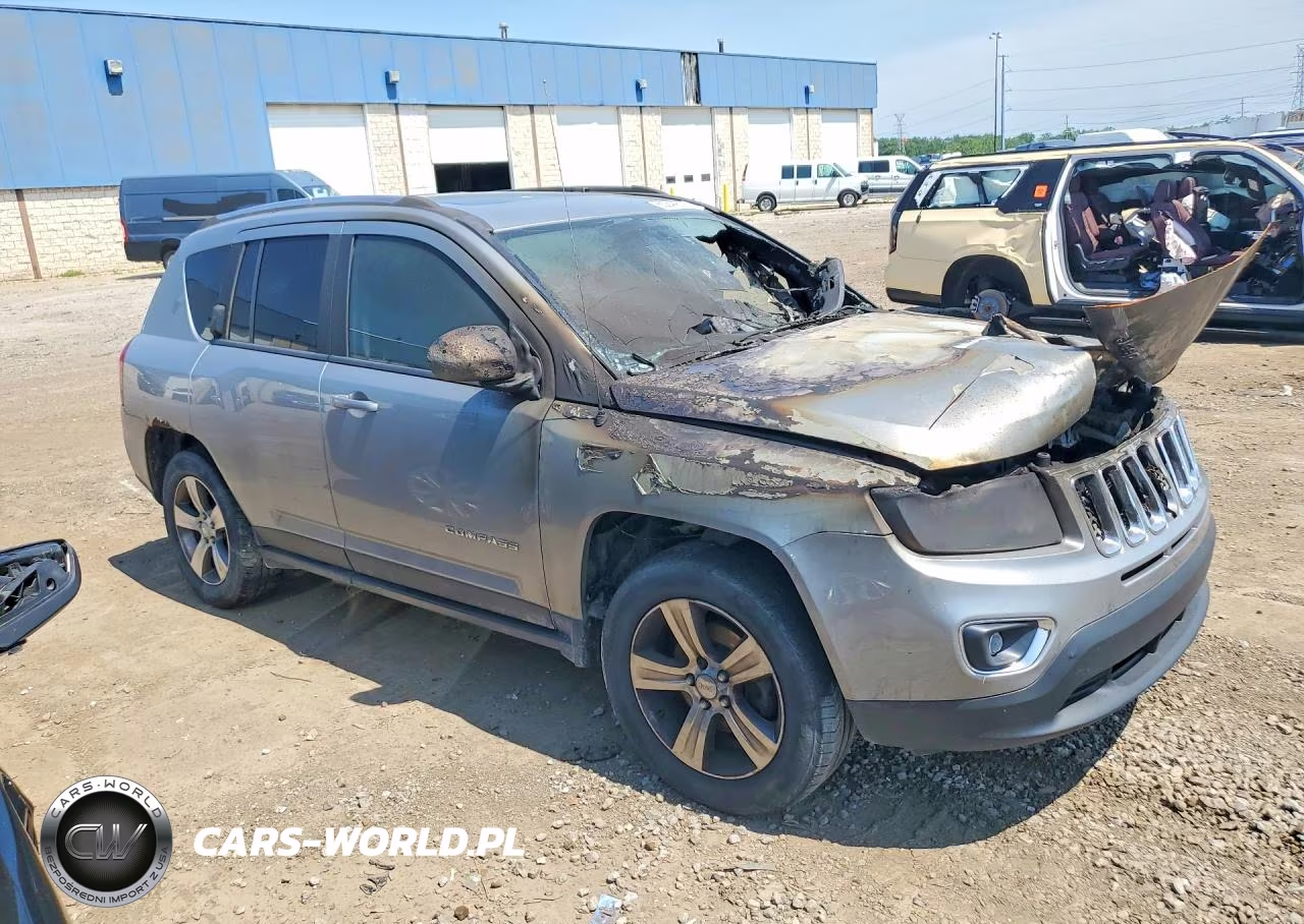2016 Jeep Compass Latitude VIN:1C4NJDEBXGD764316 - 4