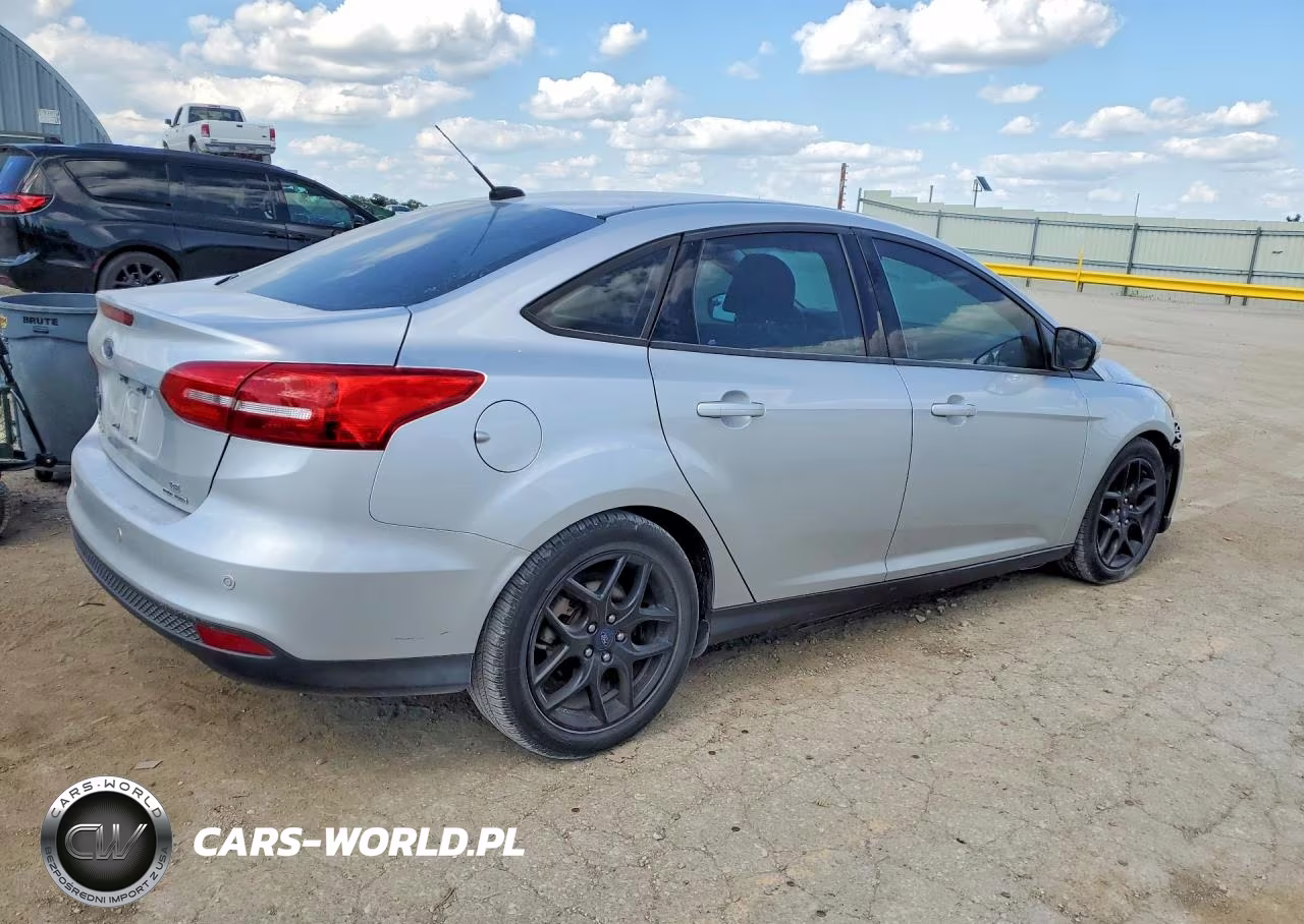 2016 Ford Focus Se VIN:1FADP3F27GL295197 - 3