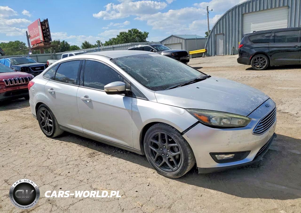 2016 Ford Focus Se VIN:1FADP3F27GL295197 - 4